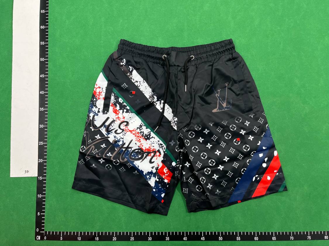 Louis Vuitton shorts (40 CP)