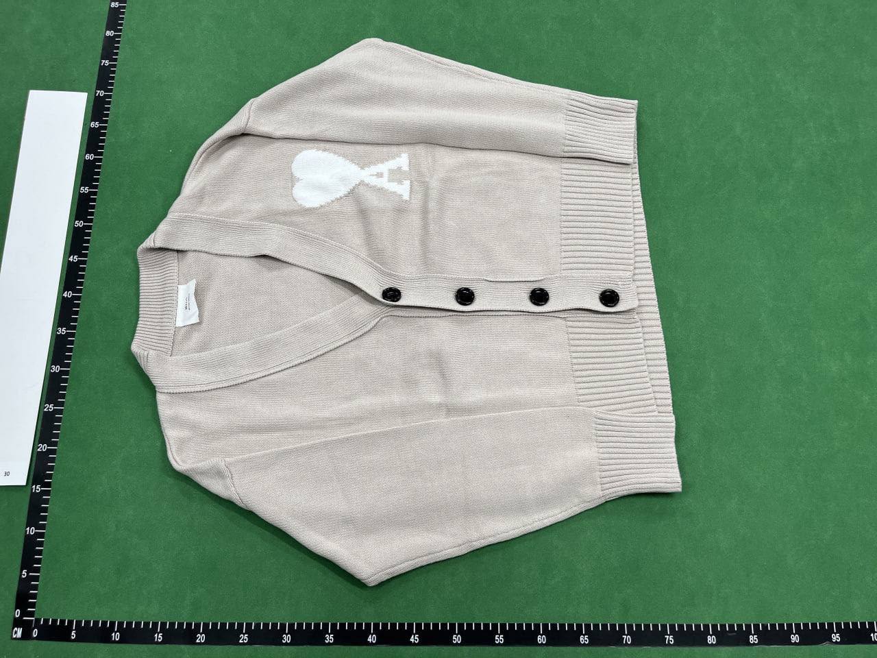 ami sweater (40 CP)