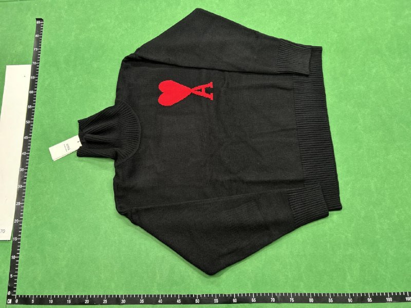 ami sweater (40 CP)