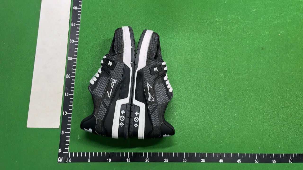 Louis Vuitton B22 Trainers