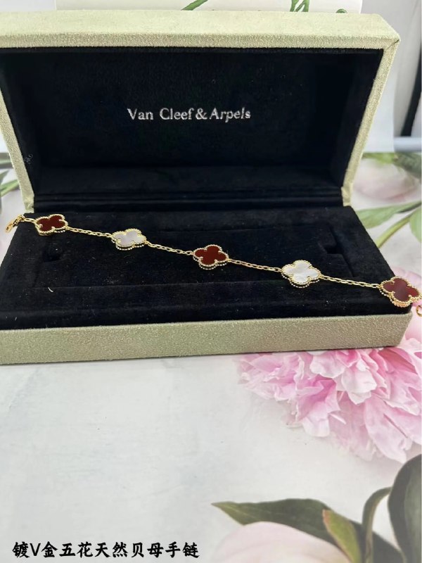 Van Cleef & Arpels Alhambra Accessories [40 styles]